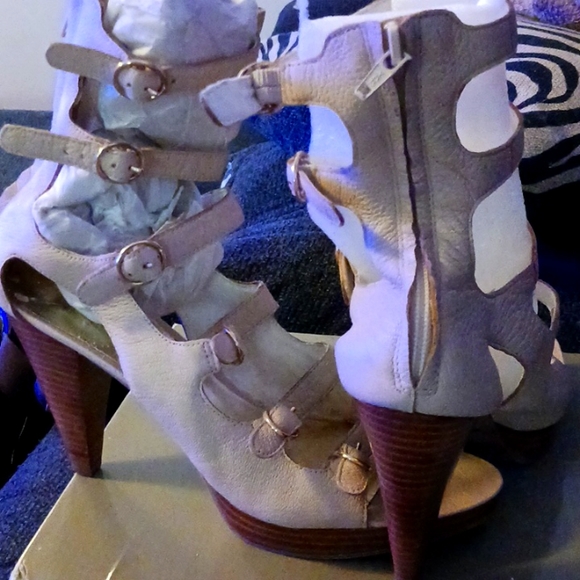 Nine West Gladiator Sandals, 2 inch heels, size 9, Beige/Cream - Picture 3 of 4